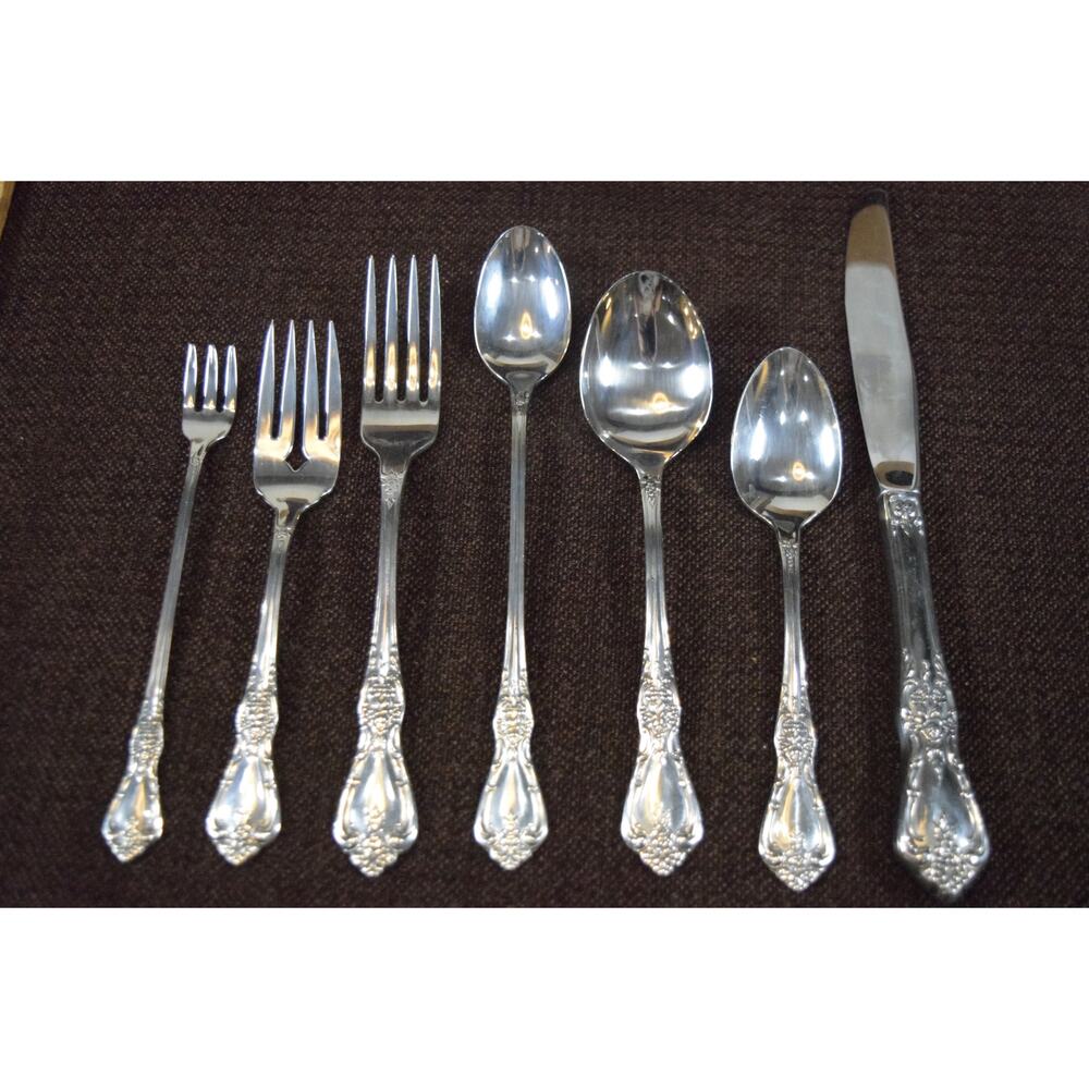 VTG Oneida Flatware Kennett Square 90 Pieces 12 settings 6 pc Hostess Set Chest